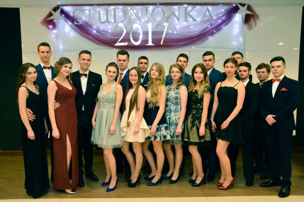 Studniówki 2017: Uczniowie II Liceum Ogólnokształcącego w Brzegu na balu maturalnym [fotogaleria]