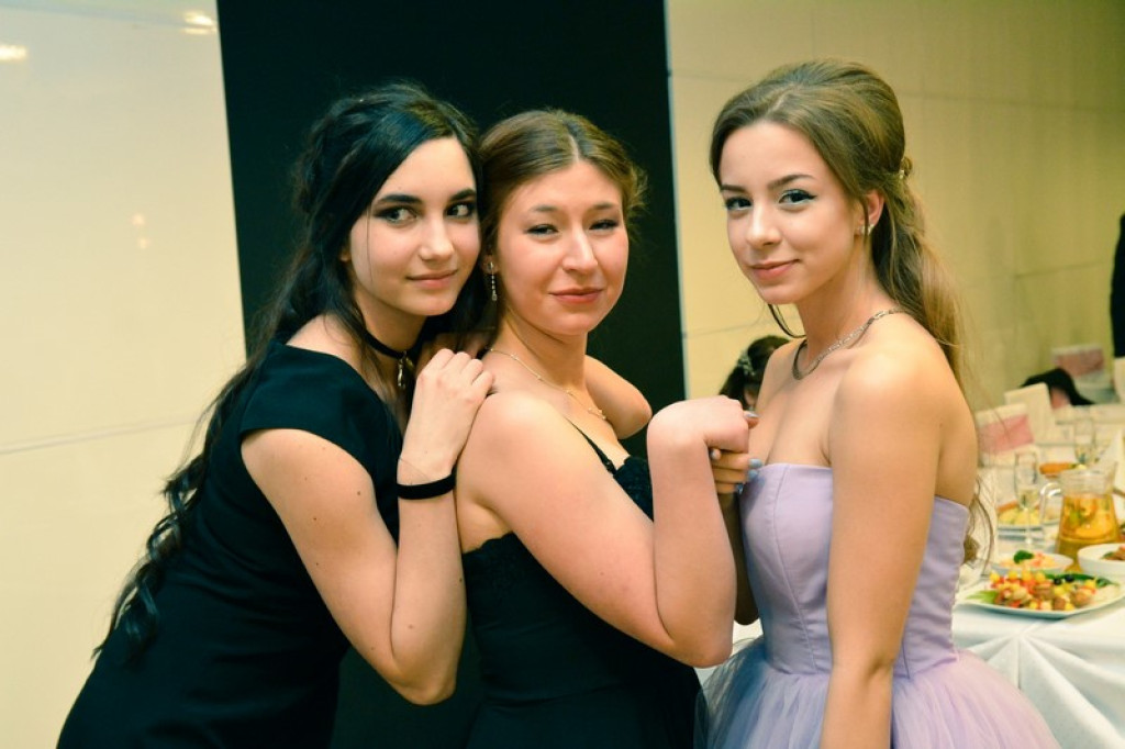 Studniówki 2017: Uczniowie II Liceum Ogólnokształcącego w Brzegu na balu maturalnym [fotogaleria]