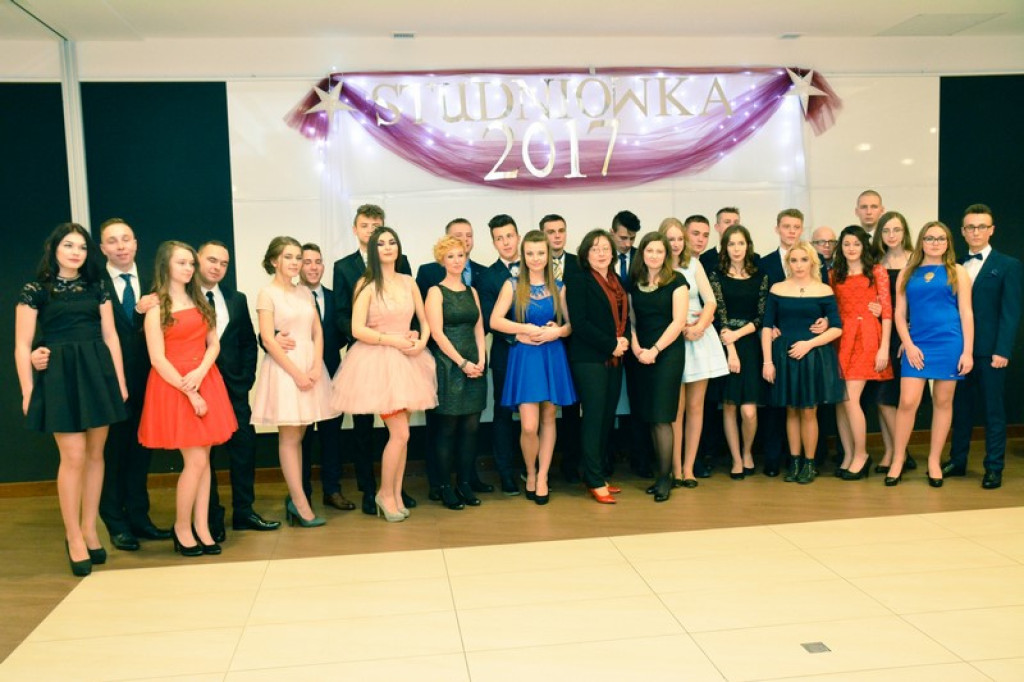 Studniówki 2017: Uczniowie II Liceum Ogólnokształcącego w Brzegu na balu maturalnym [fotogaleria]