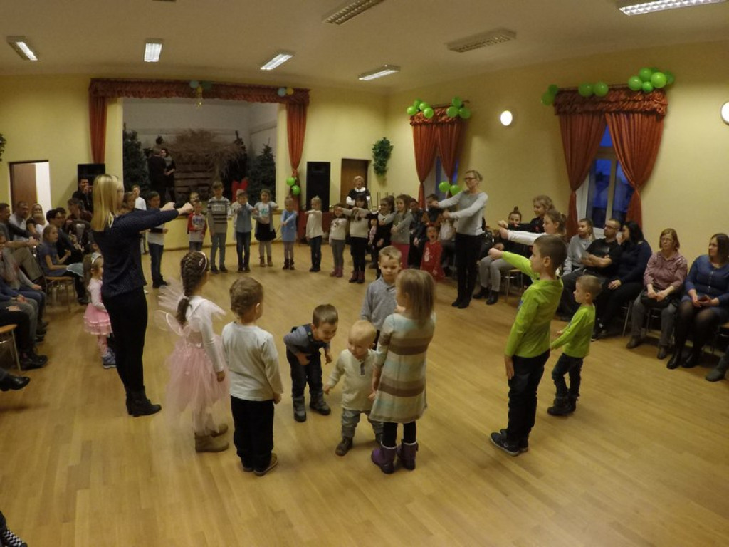 Zabawa dla dzieci w Domu Ludowym w Zielecicach