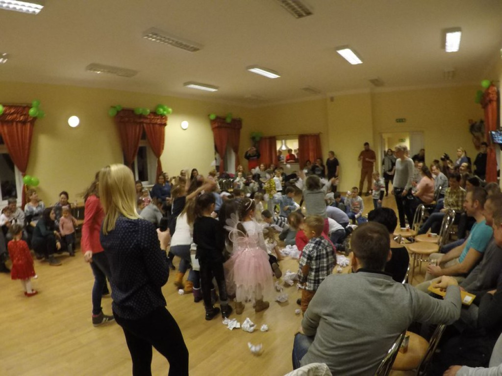 Zabawa dla dzieci w Domu Ludowym w Zielecicach