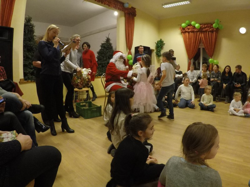 Zabawa dla dzieci w Domu Ludowym w Zielecicach