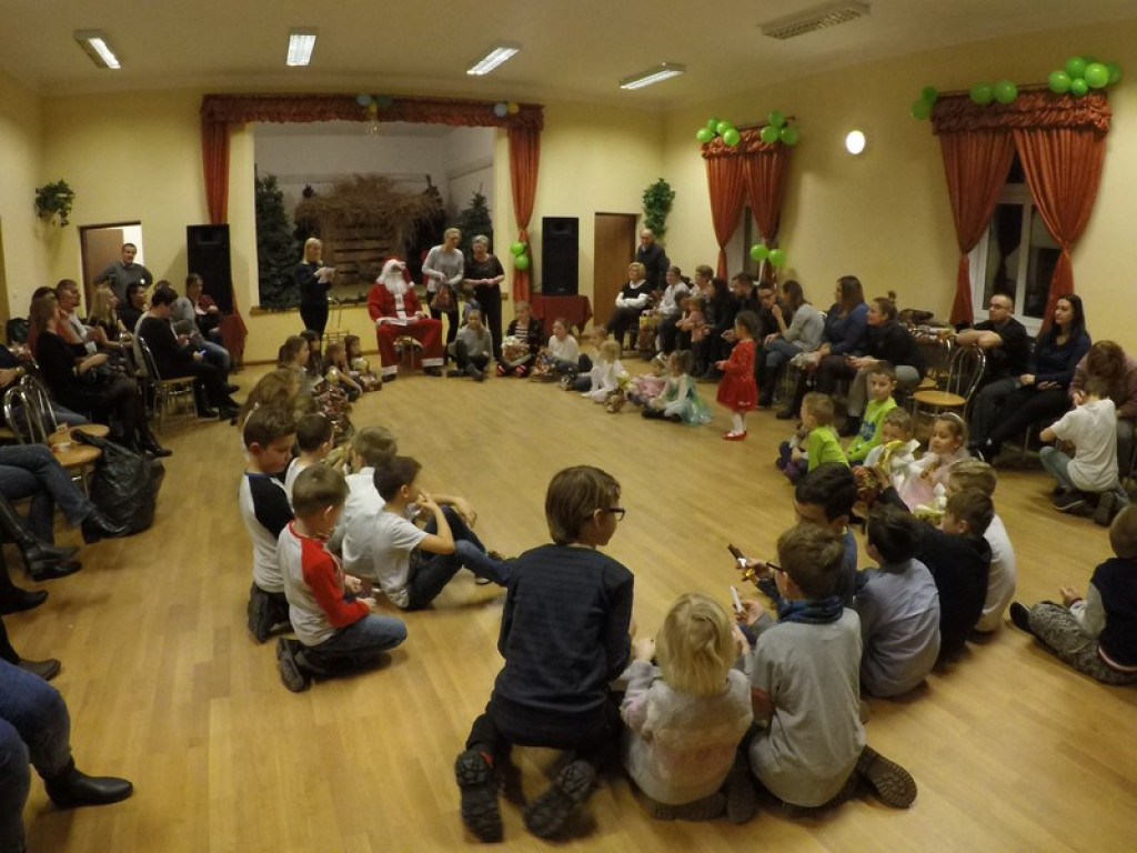 Zabawa dla dzieci w Domu Ludowym w Zielecicach