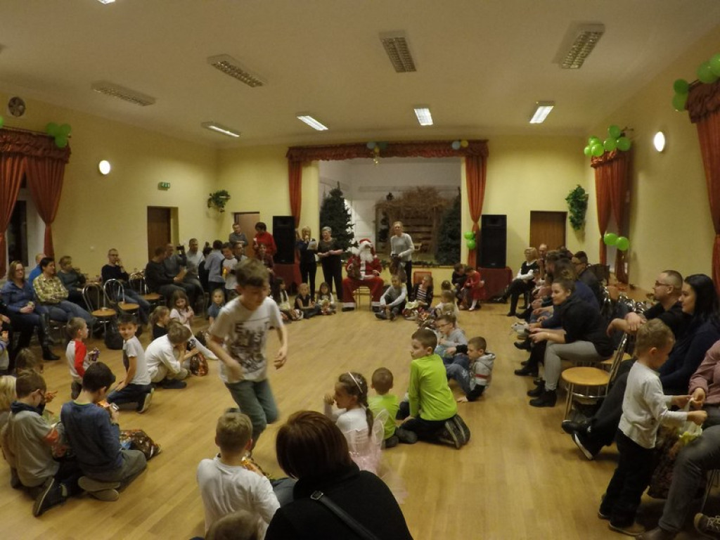 Zabawa dla dzieci w Domu Ludowym w Zielecicach