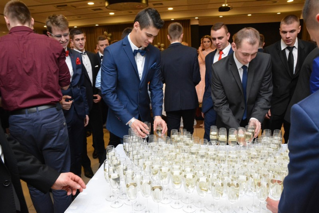 Studniówki 2017: Bal maturalny Zespołu Szkół Ekonomicznych w Brzegu [fotogaleria]