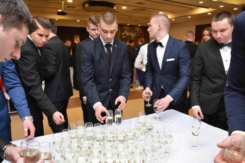 Studniówki 2017: Bal maturalny Zespołu Szkół Ekonomicznych w Brzegu [fotogaleria]