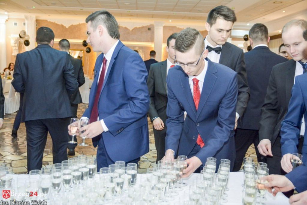Studniówki 2017: Bal maturalny Zespołu Szkół Zawodowych nr 1 w Brzegu [fotogaleria]