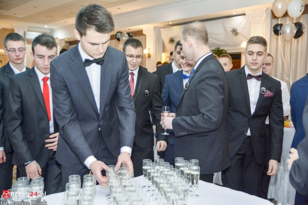 Studniówki 2017: Bal maturalny Zespołu Szkół Zawodowych nr 1 w Brzegu [fotogaleria]