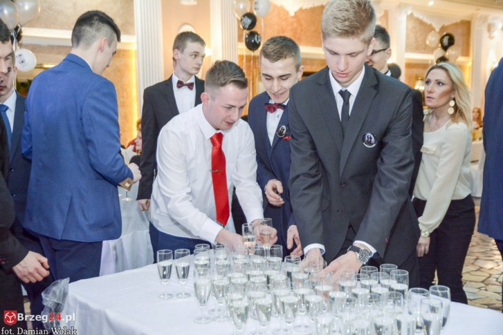 Studniówki 2017: Bal maturalny Zespołu Szkół Zawodowych nr 1 w Brzegu [fotogaleria]