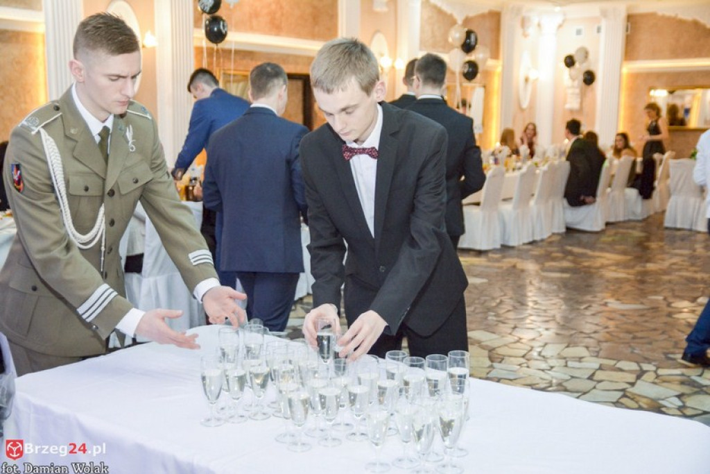 Studniówki 2017: Bal maturalny Zespołu Szkół Zawodowych nr 1 w Brzegu [fotogaleria]