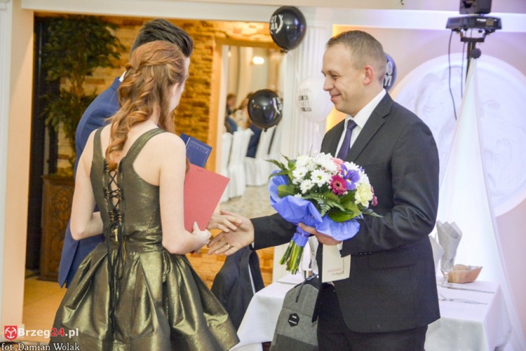 Studniówki 2017: Bal maturalny Zespołu Szkół Zawodowych nr 1 w Brzegu [fotogaleria]