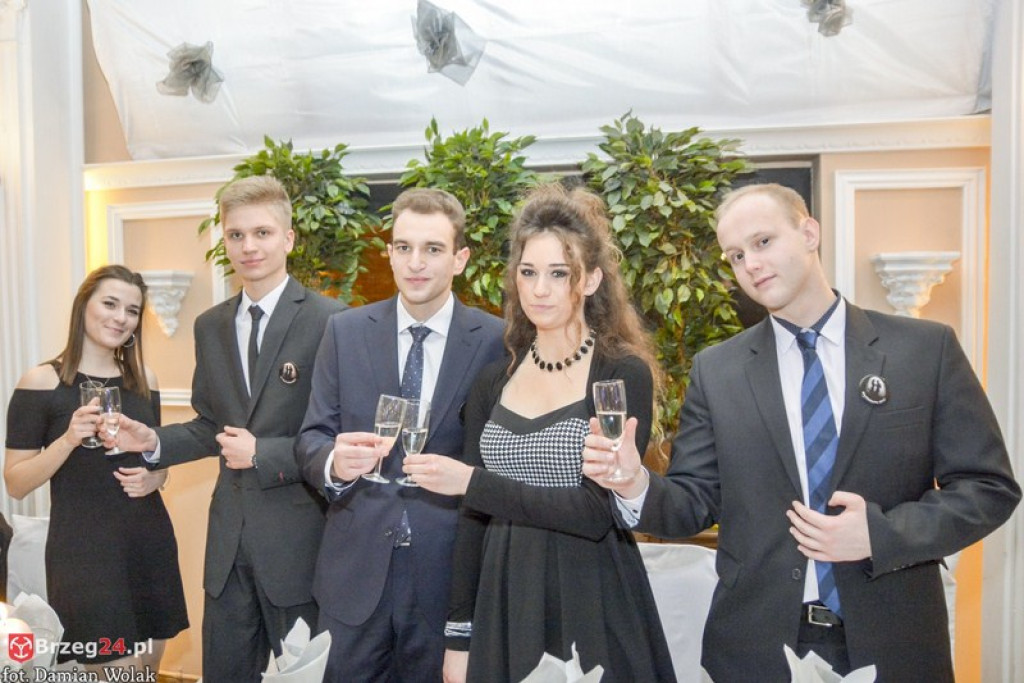 Studniówki 2017: Bal maturalny Zespołu Szkół Zawodowych nr 1 w Brzegu [fotogaleria]