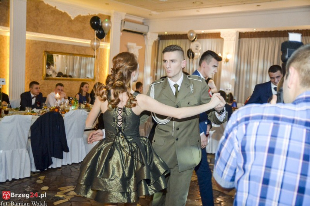 Studniówki 2017: Bal maturalny Zespołu Szkół Zawodowych nr 1 w Brzegu [fotogaleria]