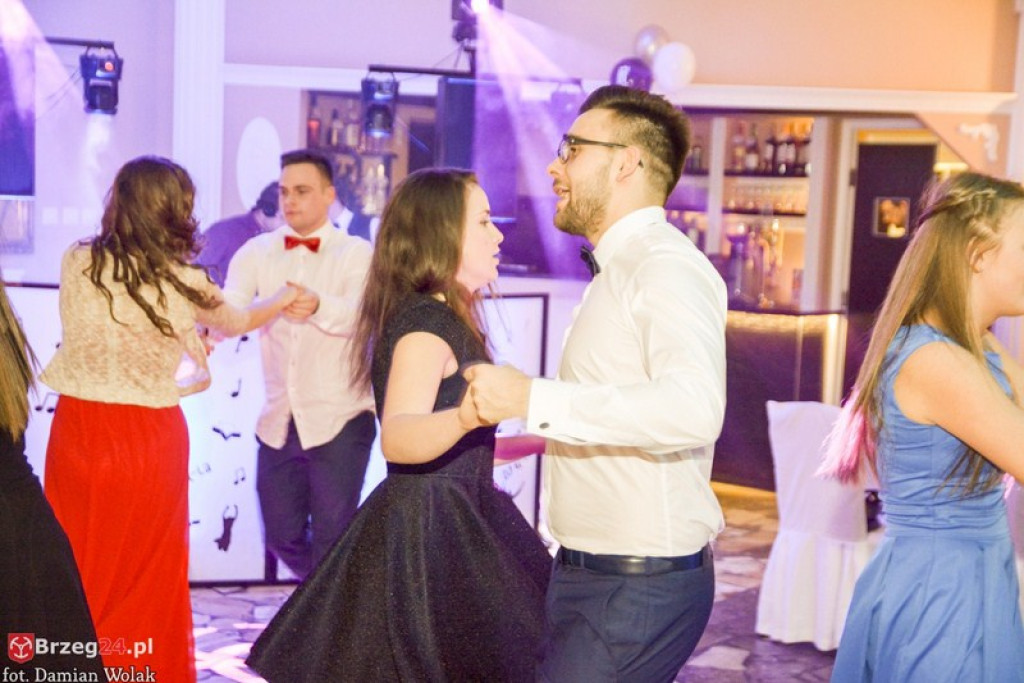 Studniówki 2017: Bal maturalny Zespołu Szkół Zawodowych nr 1 w Brzegu [fotogaleria]