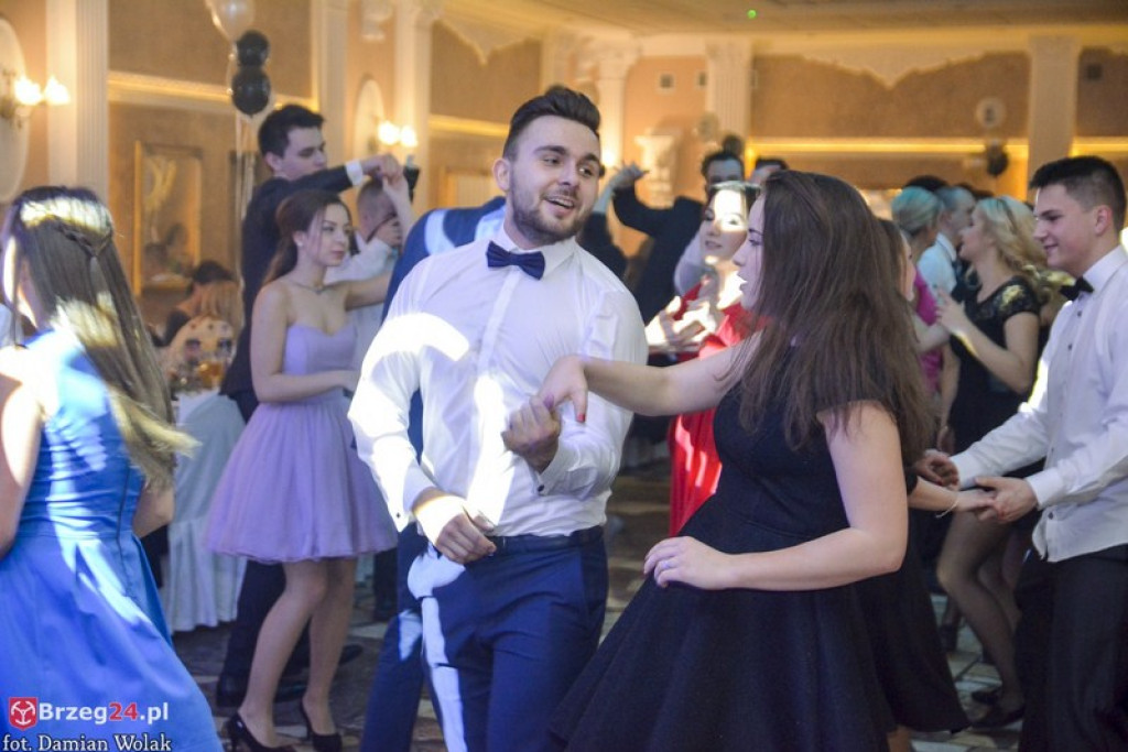 Studniówki 2017: Bal maturalny Zespołu Szkół Zawodowych nr 1 w Brzegu [fotogaleria]