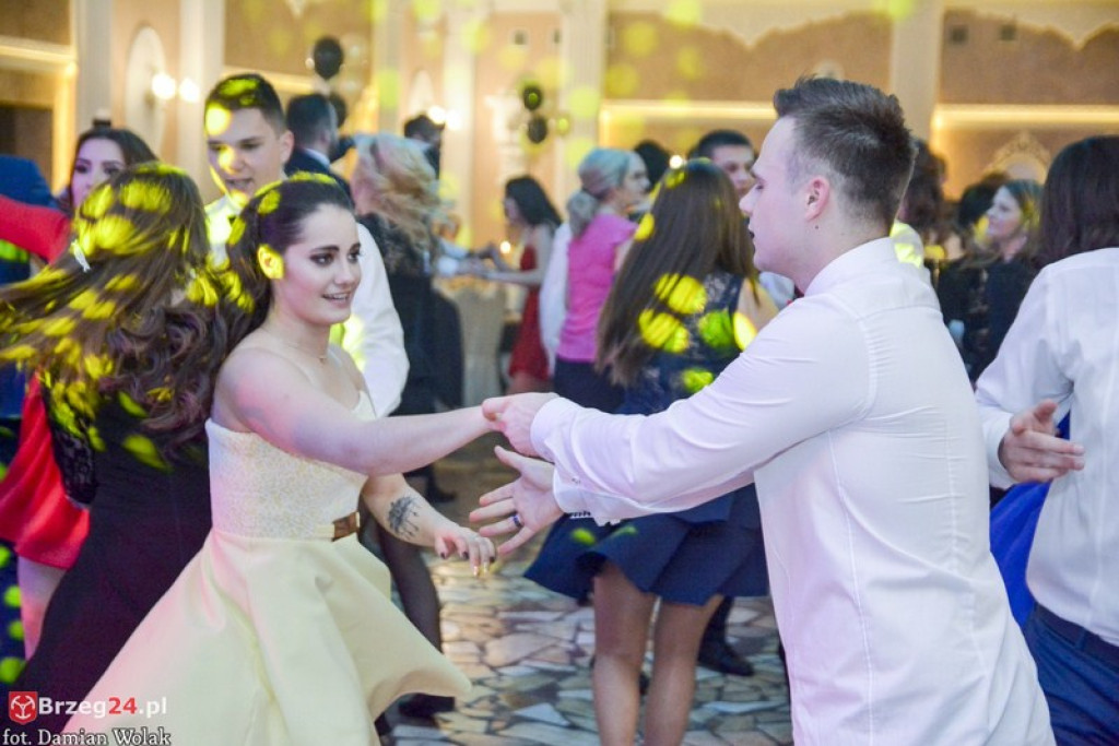 Studniówki 2017: Bal maturalny Zespołu Szkół Zawodowych nr 1 w Brzegu [fotogaleria]