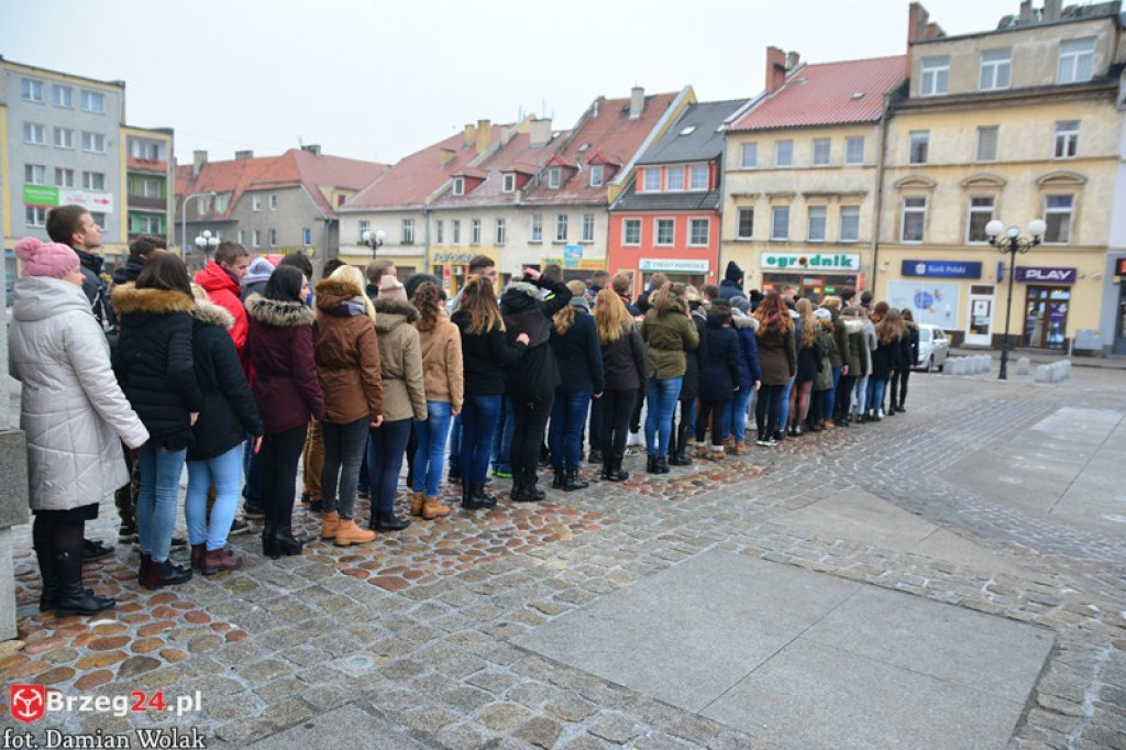 Maturzyści z Grodkowa zatańczyli poloneza w rynku
