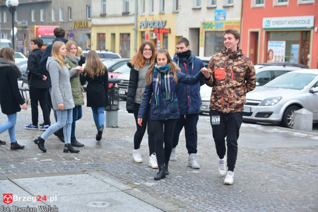 Maturzyści z Grodkowa zatańczyli poloneza w rynku