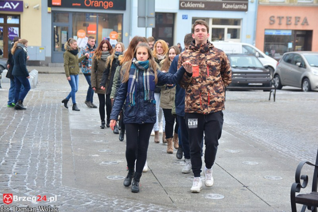 Maturzyści z Grodkowa zatańczyli poloneza w rynku