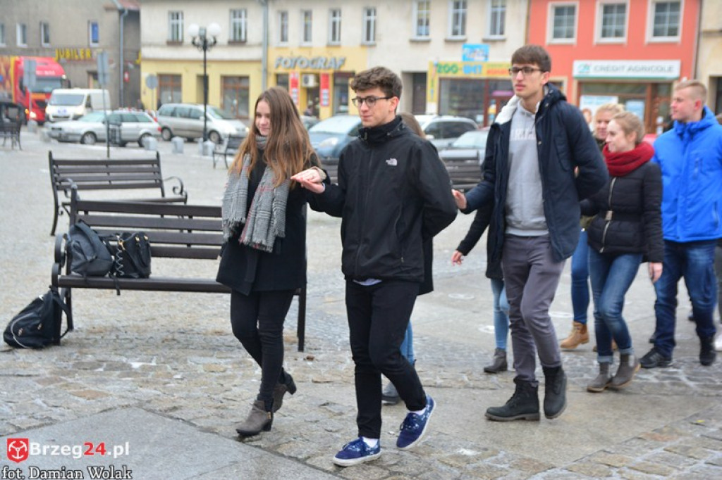 Maturzyści z Grodkowa zatańczyli poloneza w rynku