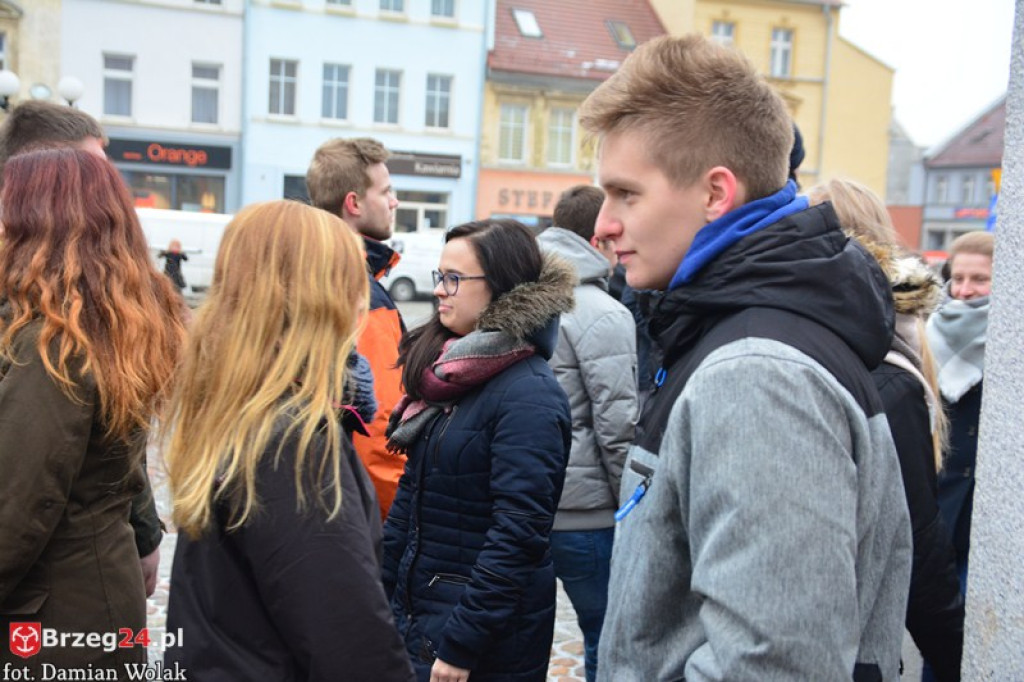 Maturzyści z Grodkowa zatańczyli poloneza w rynku