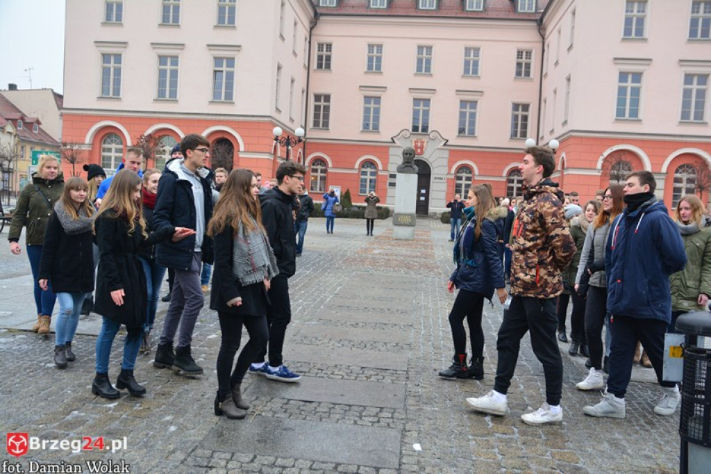 Maturzyści z Grodkowa zatańczyli poloneza w rynku