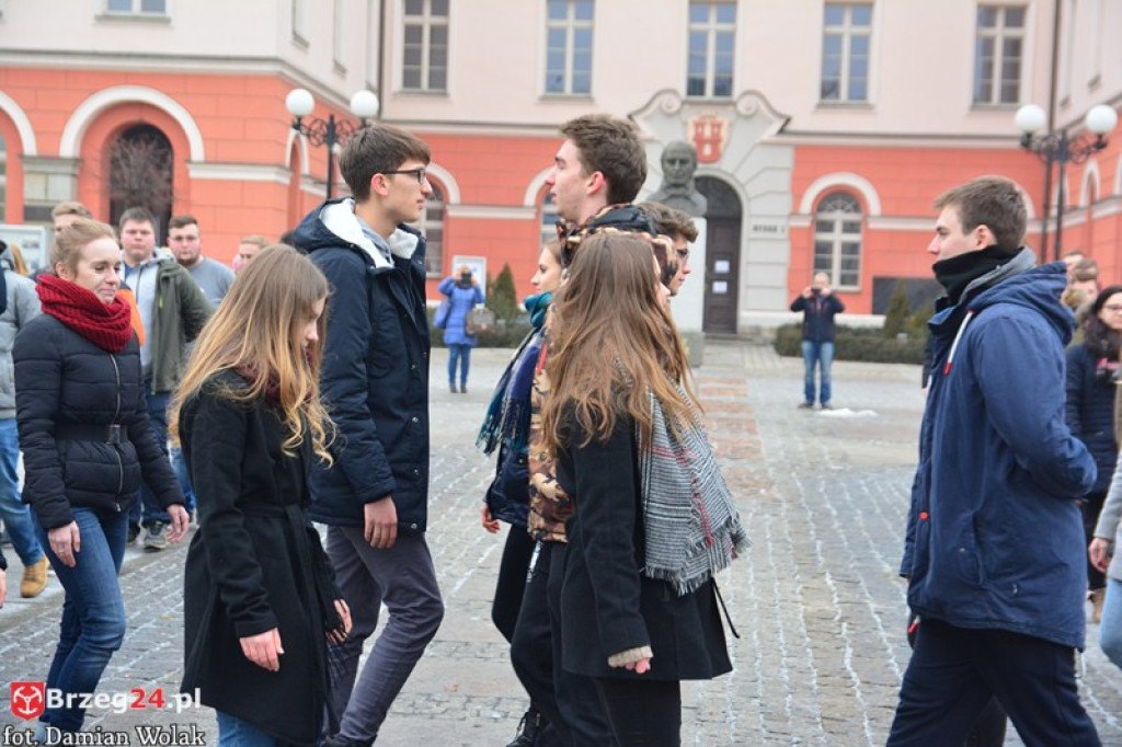 Maturzyści z Grodkowa zatańczyli poloneza w rynku