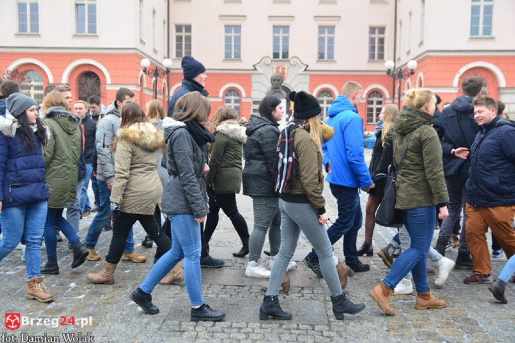 Maturzyści z Grodkowa zatańczyli poloneza w rynku