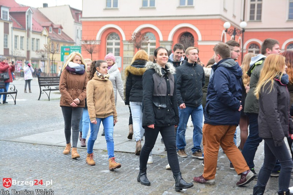 Maturzyści z Grodkowa zatańczyli poloneza w rynku