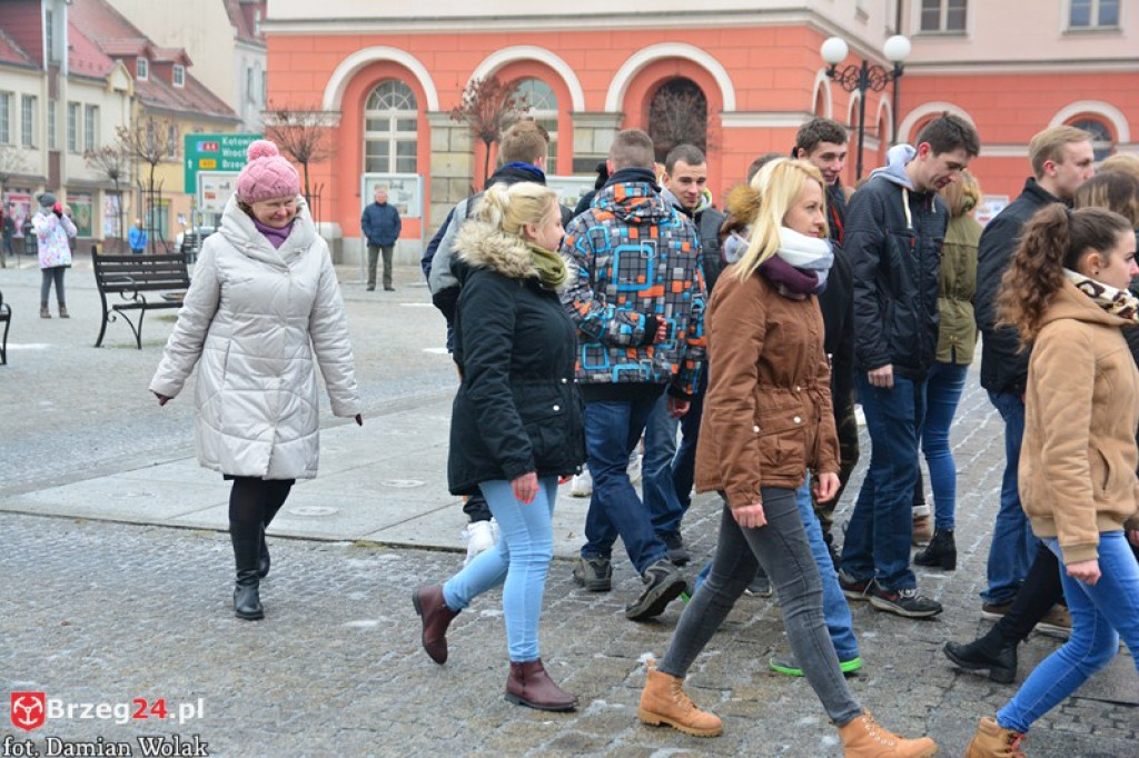 Maturzyści z Grodkowa zatańczyli poloneza w rynku