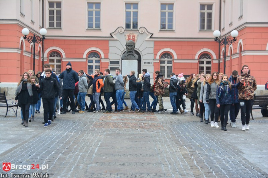 Maturzyści z Grodkowa zatańczyli poloneza w rynku
