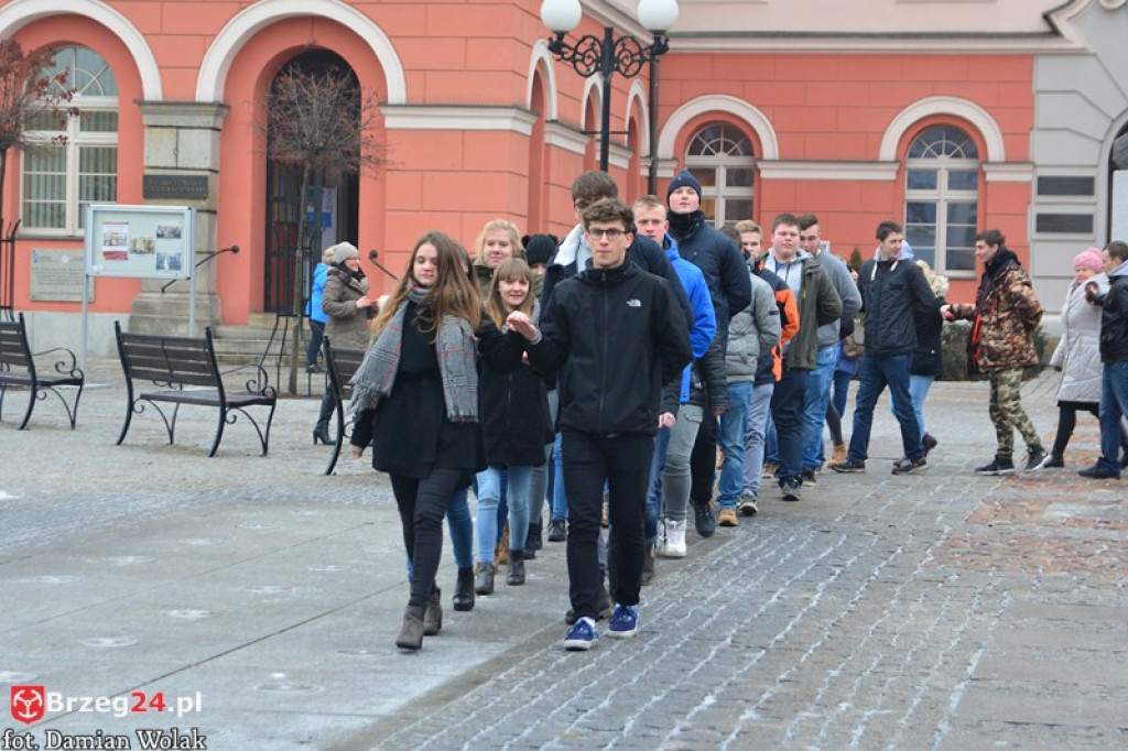 Maturzyści z Grodkowa zatańczyli poloneza w rynku