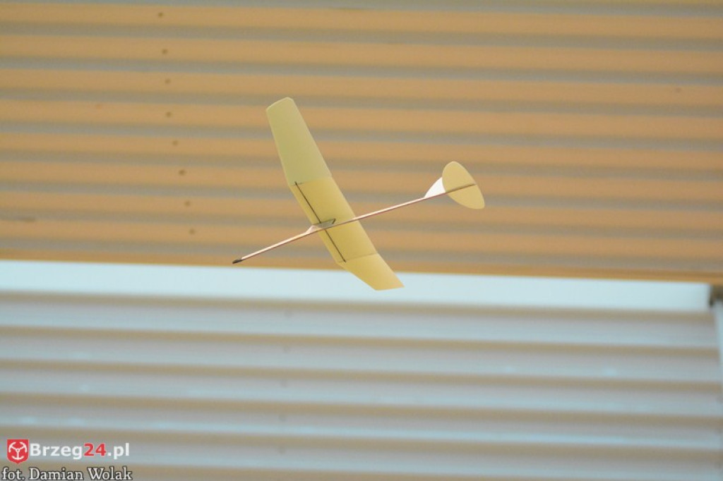 Halowe zawody modelarskie w kategorii F1N w Grodkowie [zdjęcia, wideo]