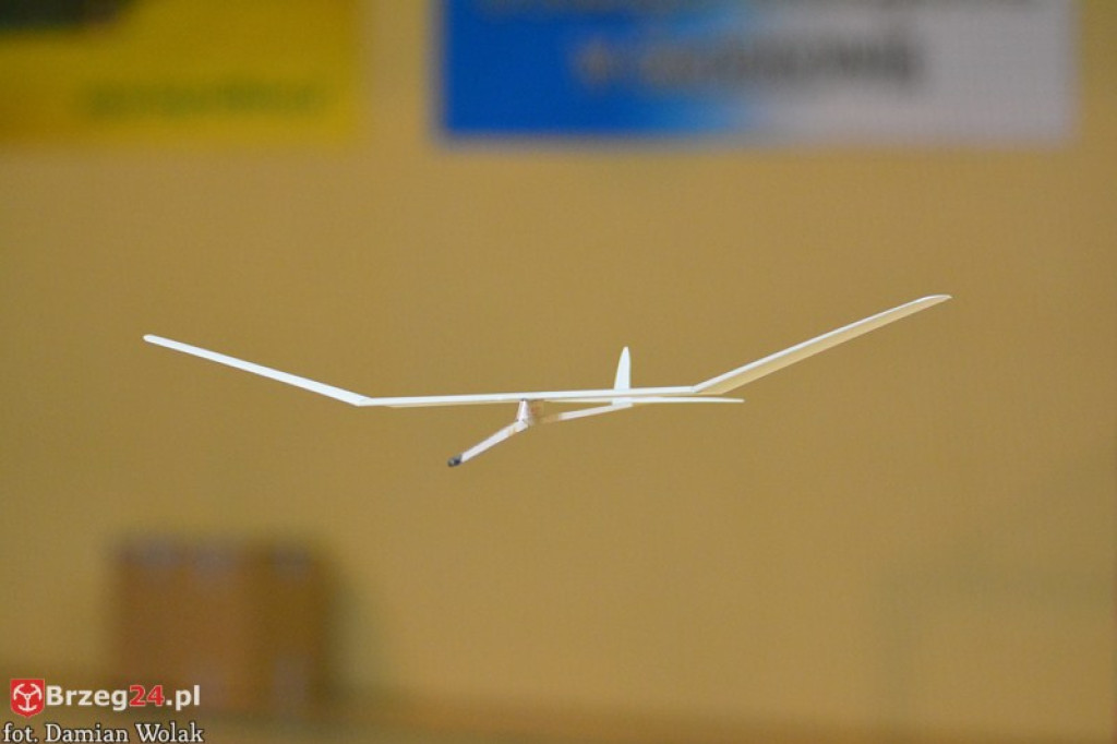 Halowe zawody modelarskie w kategorii F1N w Grodkowie [zdjęcia, wideo]