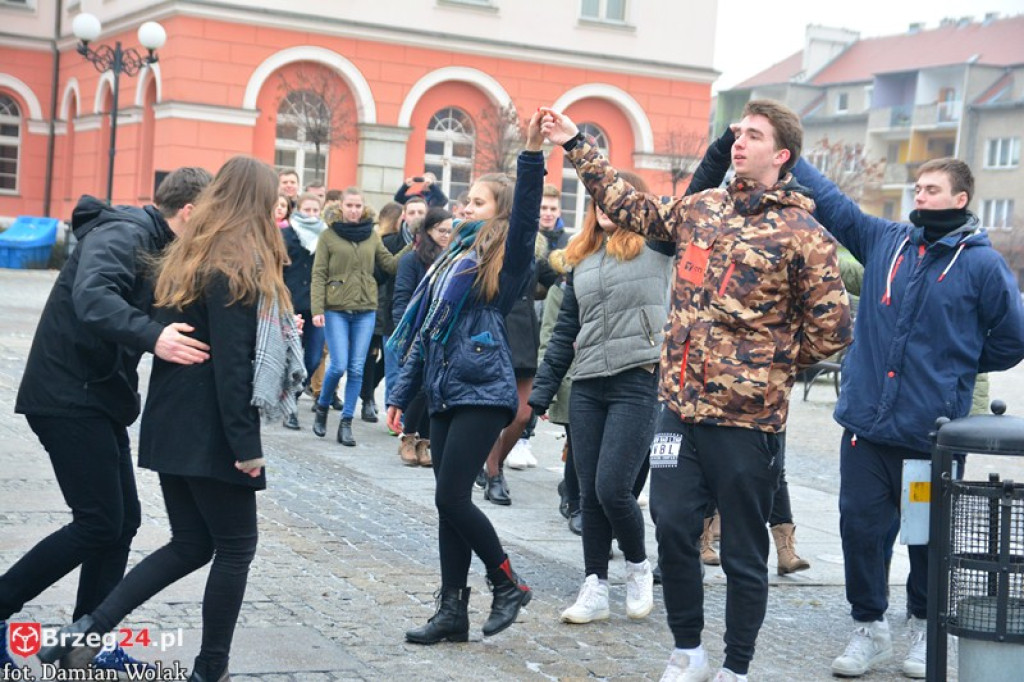 Maturzyści z Grodkowa zatańczyli poloneza w rynku