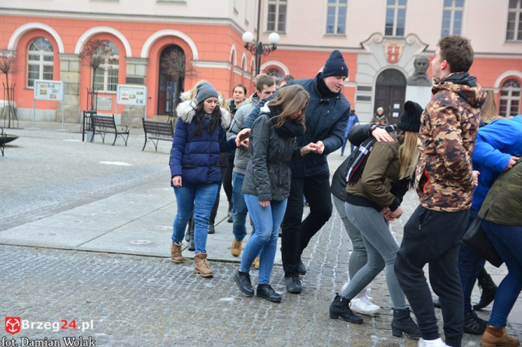 Maturzyści z Grodkowa zatańczyli poloneza w rynku
