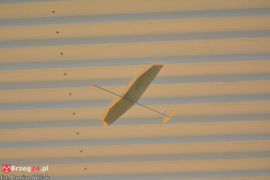 Halowe zawody modelarskie w kategorii F1N w Grodkowie [zdjęcia, wideo]