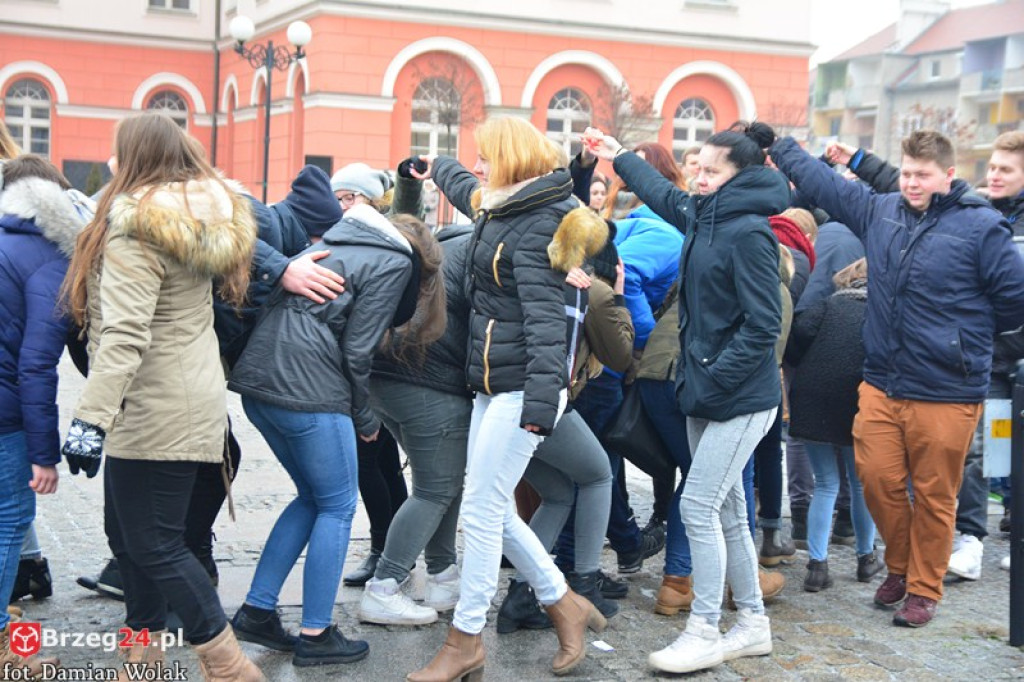 Maturzyści z Grodkowa zatańczyli poloneza w rynku