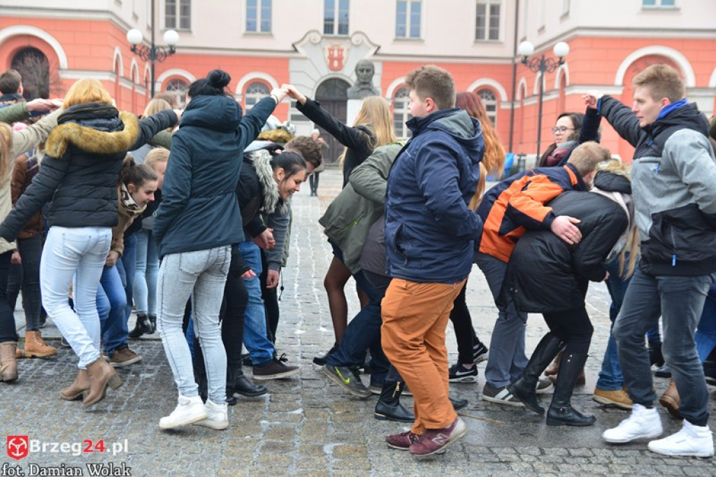 Maturzyści z Grodkowa zatańczyli poloneza w rynku