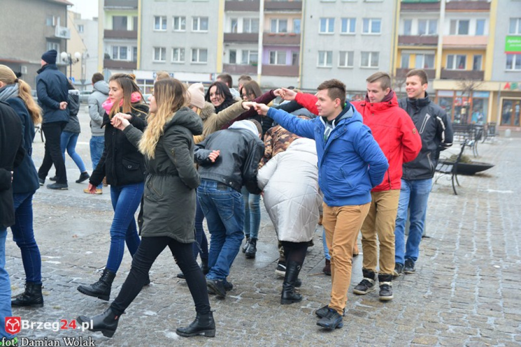 Maturzyści z Grodkowa zatańczyli poloneza w rynku