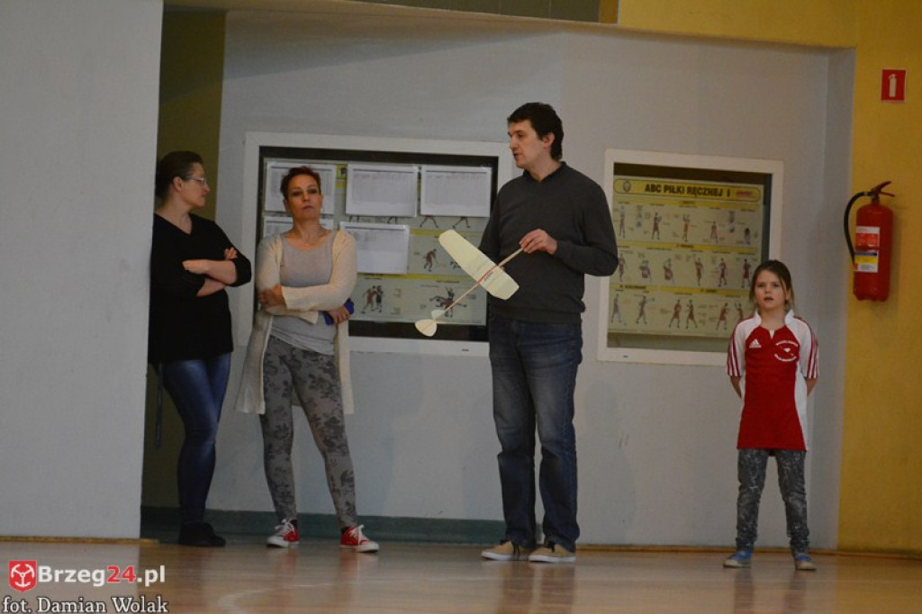 Halowe zawody modelarskie w kategorii F1N w Grodkowie [zdjęcia, wideo]