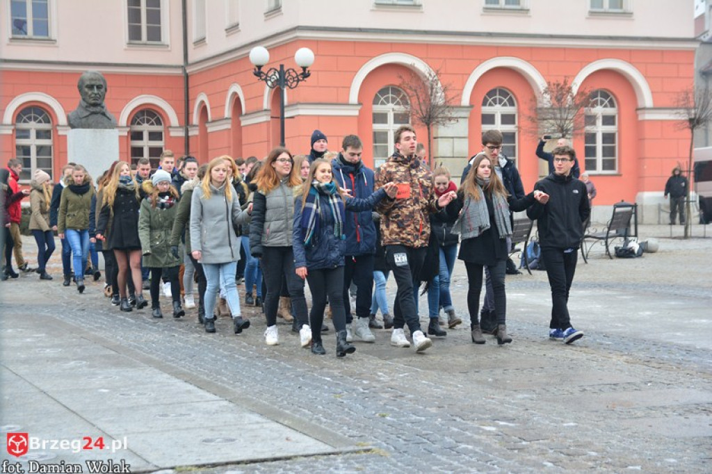 Maturzyści z Grodkowa zatańczyli poloneza w rynku