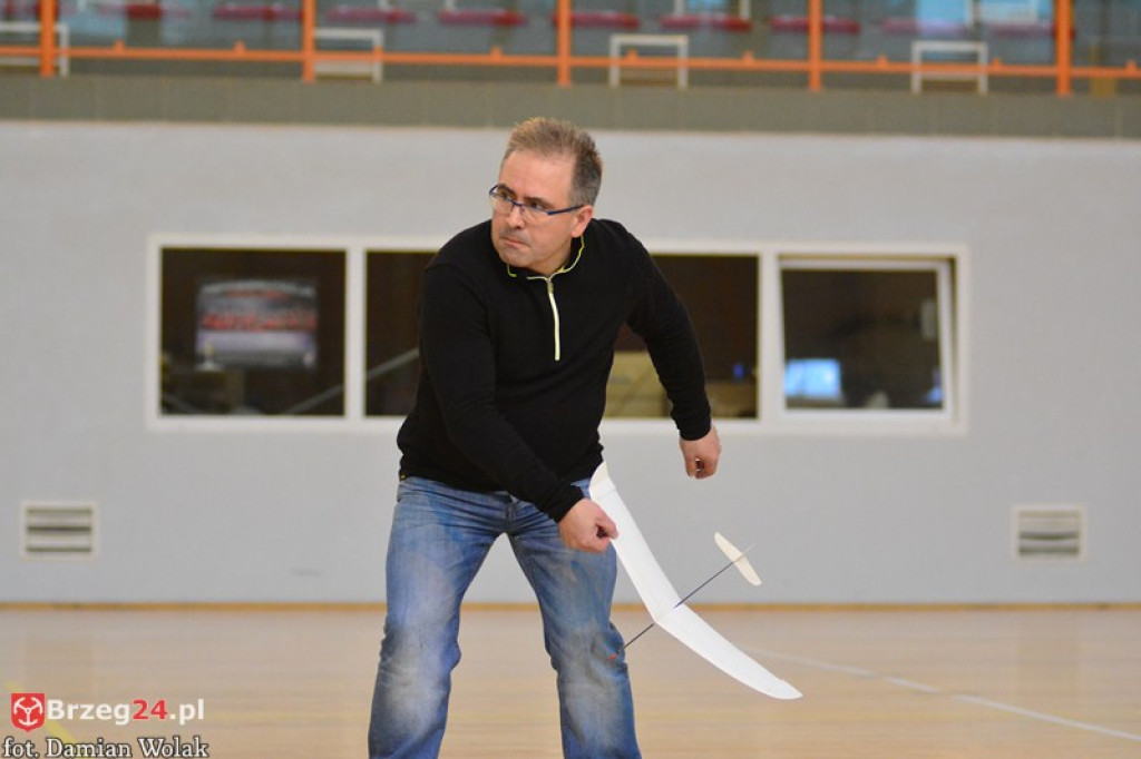 Halowe zawody modelarskie w kategorii F1N w Grodkowie [zdjęcia, wideo]