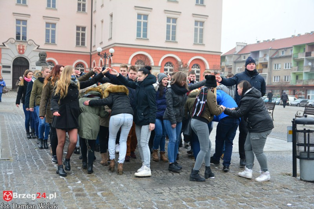 Maturzyści z Grodkowa zatańczyli poloneza w rynku
