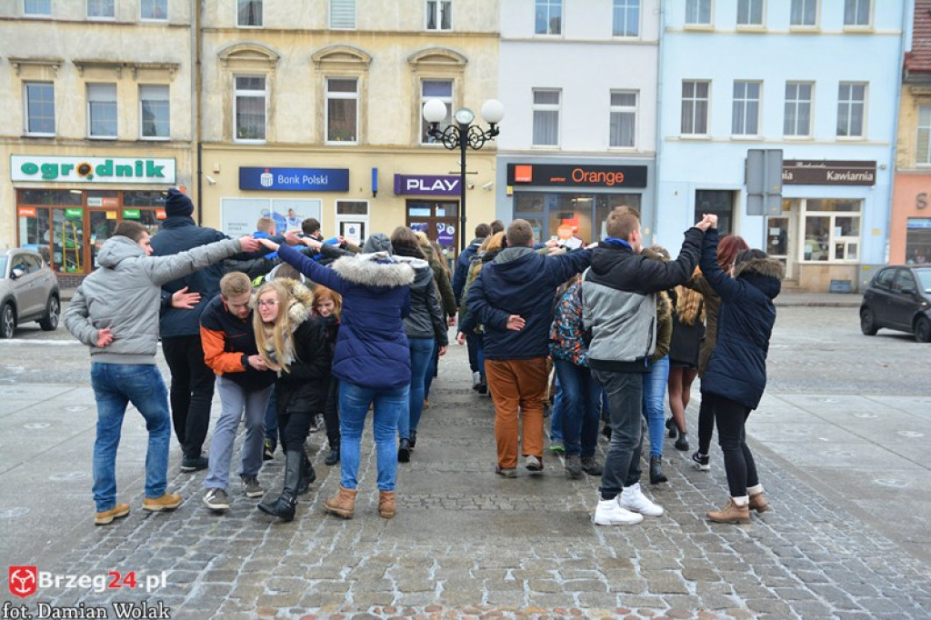 Maturzyści z Grodkowa zatańczyli poloneza w rynku