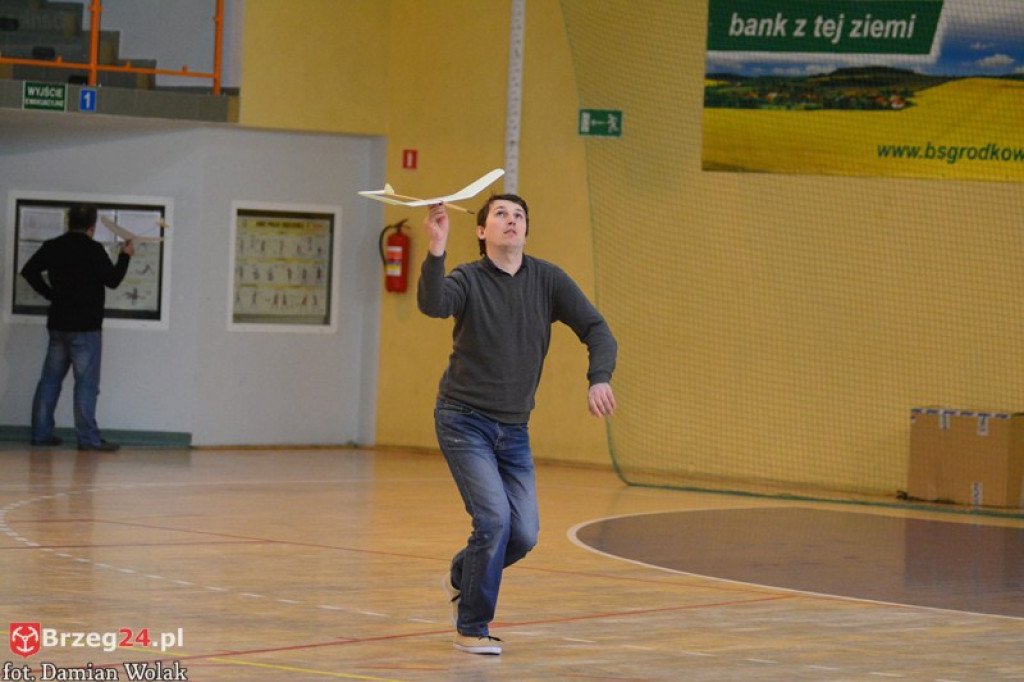 Halowe zawody modelarskie w kategorii F1N w Grodkowie [zdjęcia, wideo]