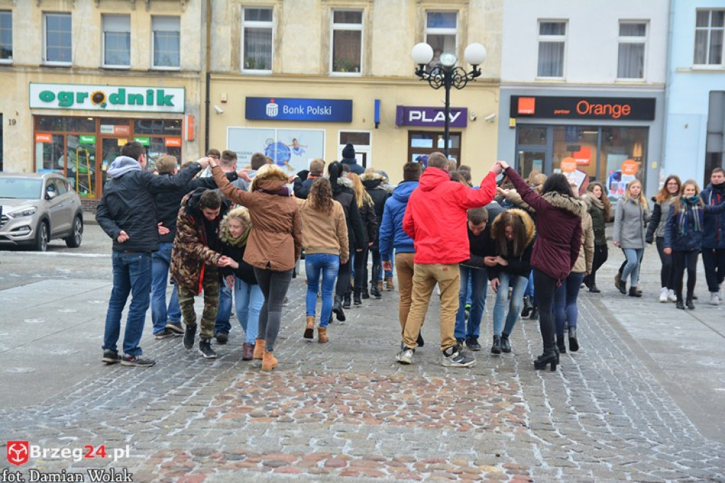 Maturzyści z Grodkowa zatańczyli poloneza w rynku