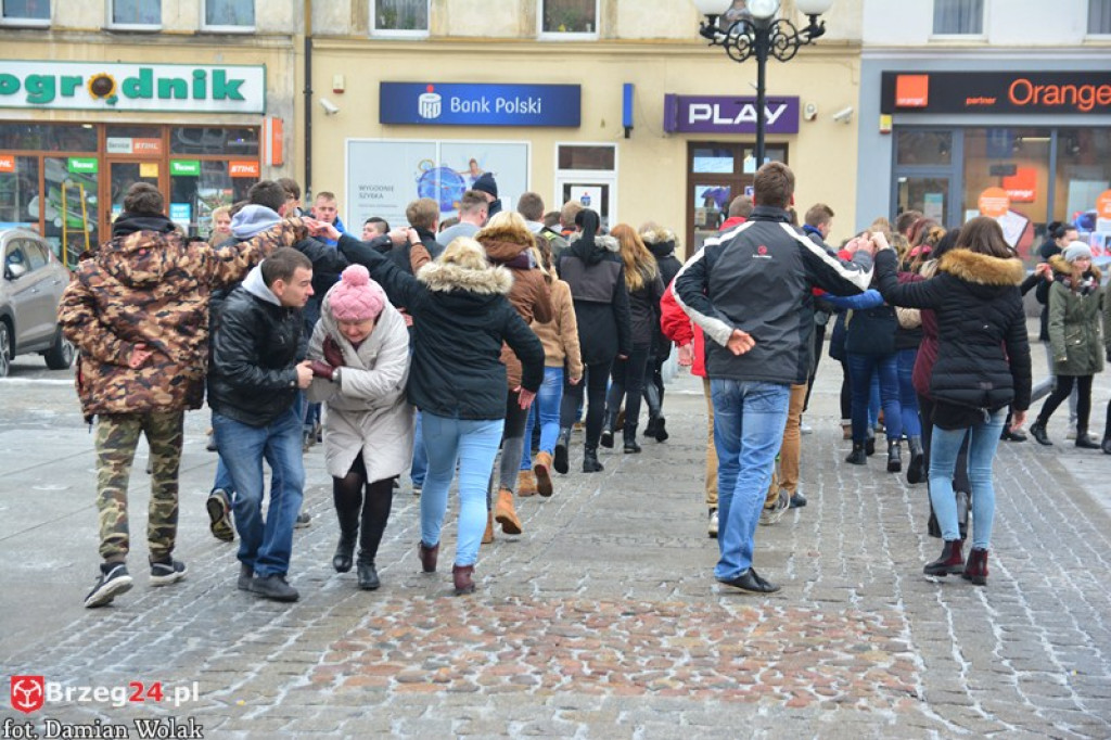 Maturzyści z Grodkowa zatańczyli poloneza w rynku