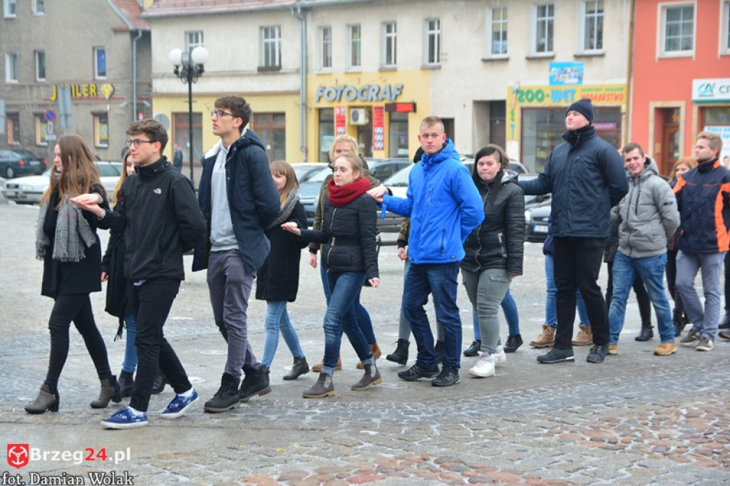 Maturzyści z Grodkowa zatańczyli poloneza w rynku
