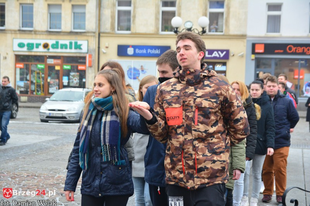Maturzyści z Grodkowa zatańczyli poloneza w rynku